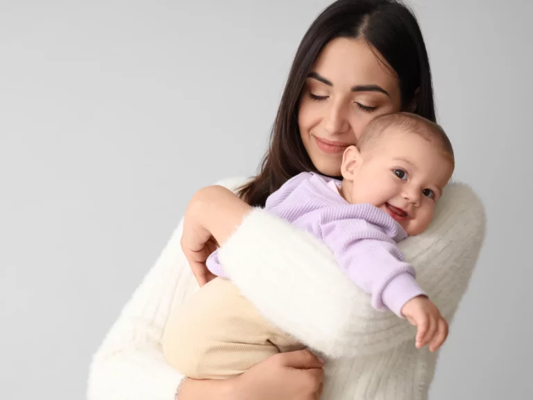 Mãe com o bebé ao colo