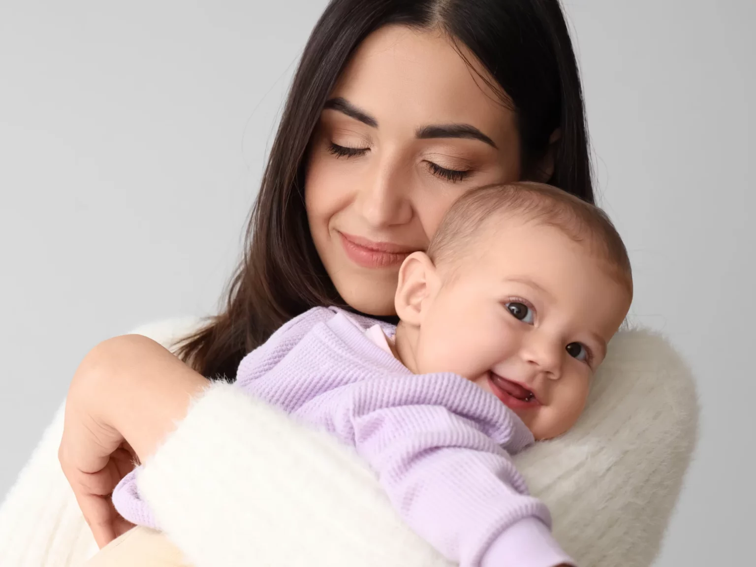 Mãe com bebé recém-nascido ao colo