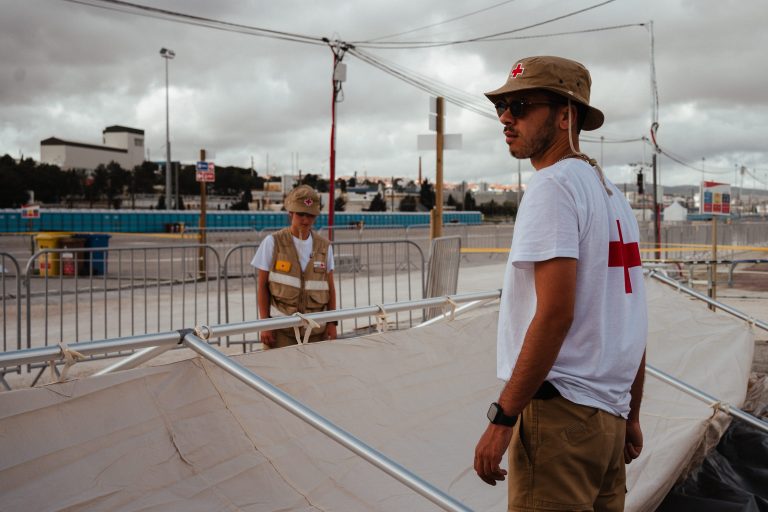 Voluntarios-CVP-a-montar-tenda